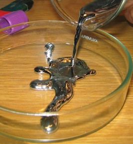 Pouring liquid mercury bionerd - Wikimedia Commons