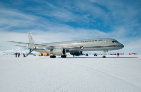 Boeing 757 in Pegasus Field Antarctica - New Zealand Defence Force