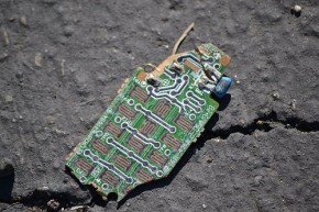 Broken circuit board - Guinnog