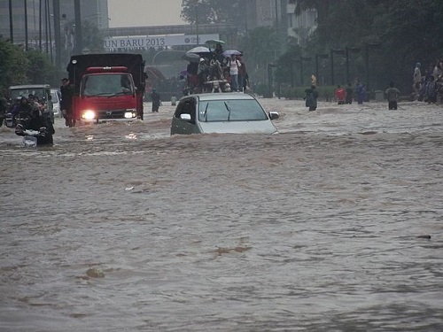 Jakarta's flooded streets - VOA
