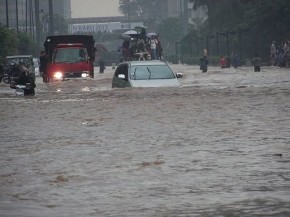 640px-VOA_A_car_tries_to_drive_through_Jakarta's_flooded_streets