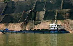 Coal hopper with barge - Rob Loftis - Wikimedia Commons