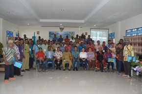 Seluruh perwakilan Suku Maya berfoto bersama Wakil Bupati Raja Ampat dalam acara Lokakarya Dewan Adat Raja Ampat